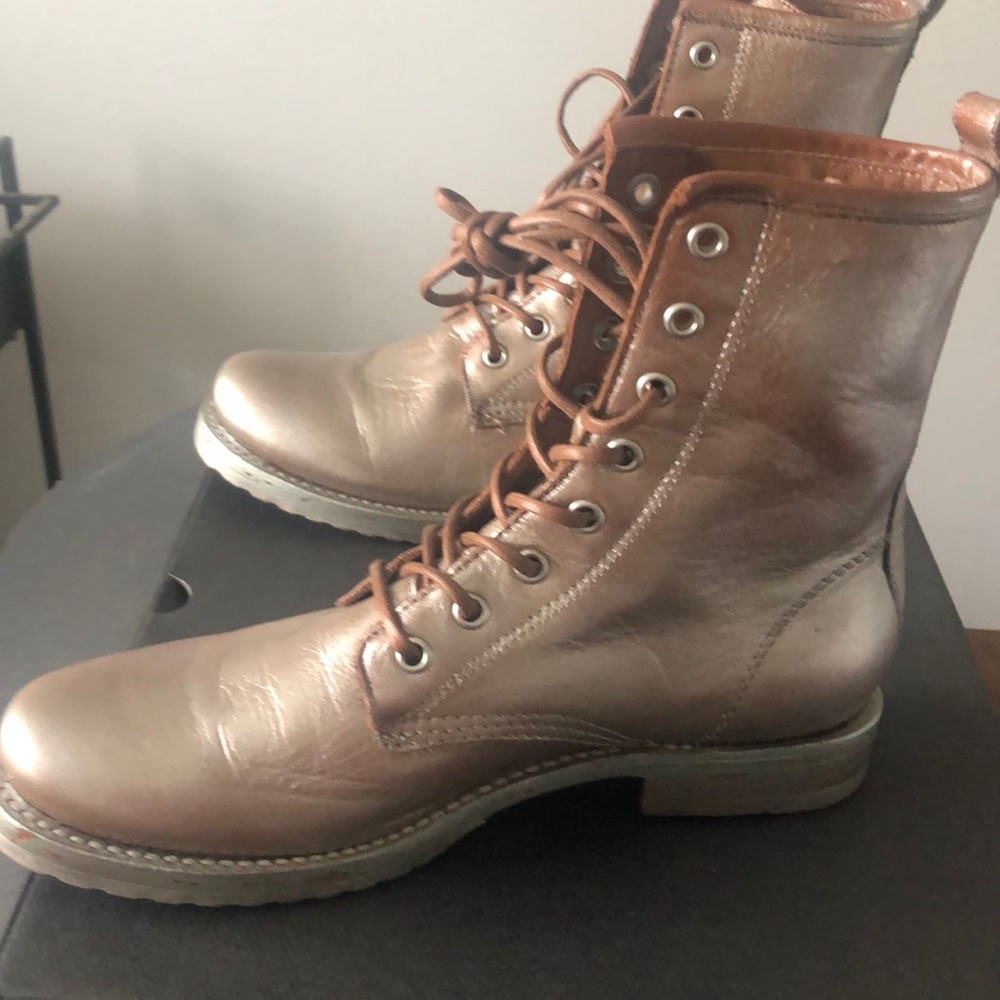 BNIB Frye Veronica metallic copper combat boots